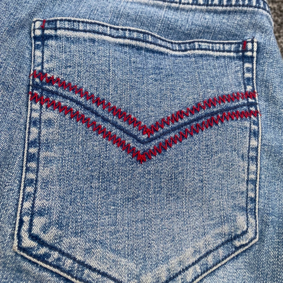 Supersöta lågmidjade jeans med coola detaljer  - 91
