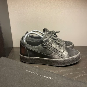 Giuseppe Zanotti skor - Riktigt feta Giuseppe Zanotti skor i väldigt fint skick💫 storlek 41. Box o kort medföljer✅  Skriv vid fler frågor eller funderingar🌟