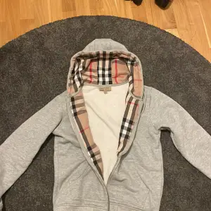 Säljer min burberry hoodie för den ej kommer till användning  Köpt på Plick. Skriv om du har några funderingar