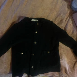Zara tröja med knappar - Tröja från zara❤️Aldrig använd endast testad. Köpte ny för 400kr. 