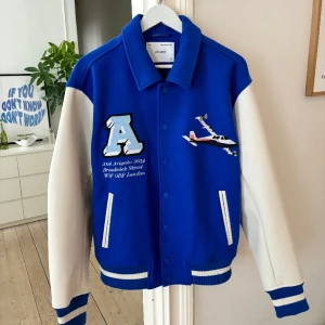 Axel Arigato Varsity Jacket - Cond: 9/10, använd 1-2 gånger  Storlek: L