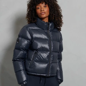 Glansig marinblå jacka! - En glansig marinblå jacka från superdry. Hel och fin i skicket. Storlek 38,  passar  mig som har xs/s.