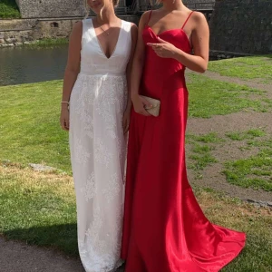 Intressekoll balklänning - Kollar intresse på min balklänning som lagts upp och kemtvättats. Strl S men med snörning i ryggen så är justerbar😊 jag är 172 cm och ni ser fallet på den på mig på första bilden! inköpt för 2500kr 