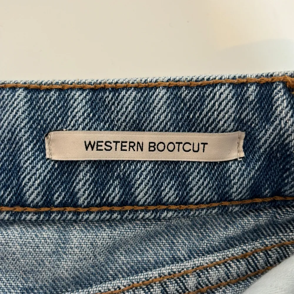 Jättesöta lågmidjade bootcut jeans med revir från EDC Esprit. Säljer för att jag har för många jeans. Inköpta för 700 kr, väldigt bra skick och nästan aldrig använda. . Jeans & Byxor.
