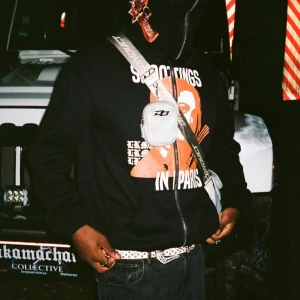 Lukamachain zip hoddie - Lukamachain zip up hoddie som inte sälj nåmer skick är 9/10 då den använts några gånger. Strlk S men passar på M