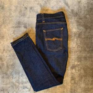 Hejsan! Säljer ett par oanvända nudie jeans i storlek 32/30. Det har ej använts och är i toppskick! Säljer då de är för små för mig. Kvitto kan tas fram och om andra frågor uppstår är det bara att säga till. Nypris är 1699.