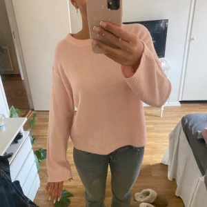 Stickad rosa tröja - Säljer denna superfina rosa stickade tröjan då den inte kommer till användning, storlek S, använd 2 gånger, jättefint skick 💕🤗