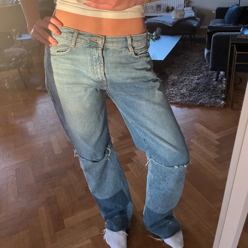 Coola jeans från Zara som sitter sjukt snyggt på höfterna!!  Innerbenslängd 82cm Midja tvärsöver 37cm. Jeans & Byxor.