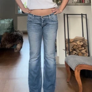 Lågmidjade vintage jeans - Lågmidjade vintage jeans i snygg tvätt, skulle säga att de är storlek m💫 jag är 167,5 för referens🥰 midjemått 41cm rakt över❤️
