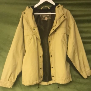 Retro fjällräven jacka i prima skick - Fräsh retro fjällräven. Passar perfekt till en tur i skogen eller för att klara en blåsig dag i stan med stil!