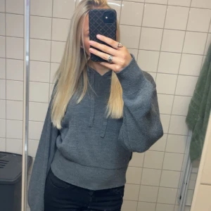 Stickad hoodie - Stickad hoodie från zara som är jätteskön och sitter supersnyggt!💕