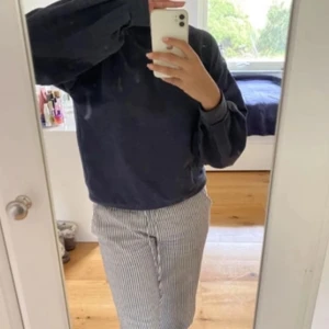 Randiga linnebyxor  - Säljer dehär trendiga hm linnebyxor som är helt slutsålda för jag har gått upp i vikt och de passar mig tyvärr inte längre 😢 Älskar de så mycket och de är i bra stick!! Skriv vid frågor och funderingar + bilder💗💗💗