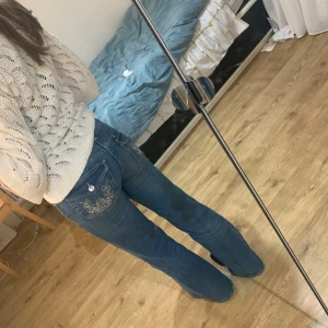 Hm jeans - Säljer nu dessa galet fina jeansen från hm med ett coolt broderi på fickan som är helt slutsålda i alla storlekar! Strl 32 men passar 32-36 🤍