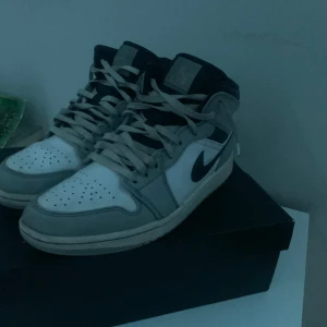Jordan 1 Mid light smoke - Säljer Jordan 1 Mid lightsmoke då de blivit för små för mig, säljs i bra skick orginaltrogen låda ingår, Äkta köpt från Nike Stl 43 passar 42,5-43,5 skulle jag säga.   