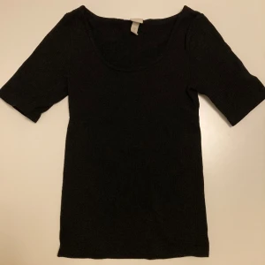 Svart tröja med tajt passform - Svart ribbad tröja från H&M i fint skick. Sparsamt använd.