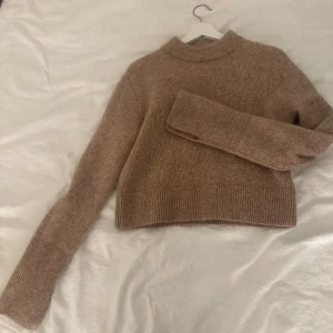 Stickad tröja - Stickad tröja från H&M i mohairmix. Har lite längre armar och slit. Använd Max 3 gånger. 