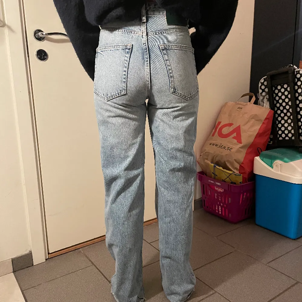 Högmidjade vida jeans från pull and bear i fint skick . Jeans & Byxor.