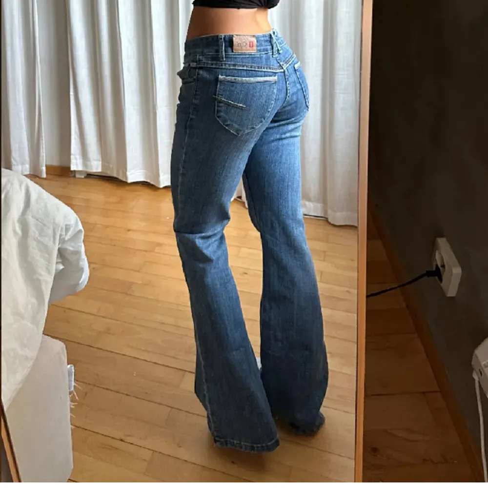 Säljer dessa snygga lågmidjade bootcut jeansen köpta av Julia Storfeldt på plick, bilderna är även hennes❤️. Passade mig som är 170cm. Midja 41 innerbenslängd 81.. Jeans & Byxor.