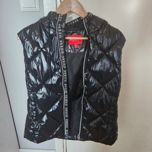 Glansig väst - Glansig väst i ny skick som tyvärr inte kommer till användning längre