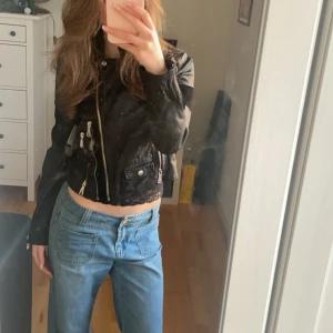 Skinnjacka  - Skitsnygg skinnjacka från Jofama by caroline Roxy, säljer pga att den inte kommer till användning och har prislapparna kvar (bild 3)💕  Tror den är köpt i Slovakien. Nypris kostar den ca 3000 men säljer för 750💕