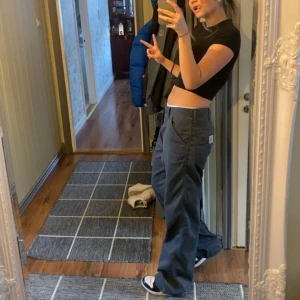 Carhartt byxor - Äkta Overzised Carhartt byxor, sitter overzised på mig som normalt vid har storlek 38, långa i benen och passar någon som är runt 170 till 180cm lång 