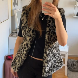 Leopard pälsväst - Skriv för fler bilder eller om de är nått