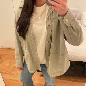 Grön jeansjacka  - Säljer nu en grön jeansjacka från Zara eftersom jag tyvärr har tröttnat på den. Passar perfekt nu till det lite varmare vädret 💗