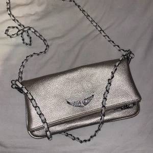 Zadig Voltaire Väska - Fin guldaktig färg. Nyskick. Säljer då den aldrig använts. Pris kan diskuteras 