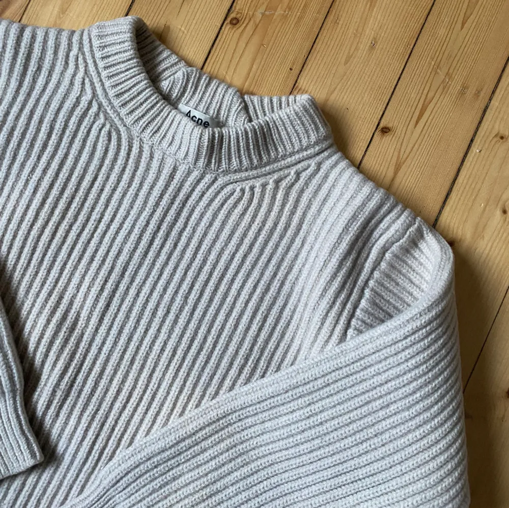 Beautiful knitted piece from Acne Studios. Crème white color. Comes in a slightly cropped, relaxed fit. Very soft. Fits relaxed and boxy. 100% wool. Tagged XS, fits true to size.. Stickat.