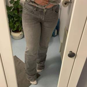 Superfina lågmidjade jeans ifrån lager 157 inte mycket använda bra skick. Jag är 165 cm 🥰 köpta för 399:- 