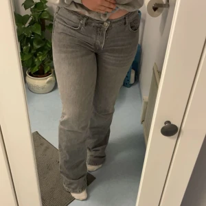 Gråa lågmidjade jeans  - Superfina lågmidjade jeans ifrån lager 157 inte mycket använda bra skick. Jag är 165 cm 🥰 köpta för 399:- 