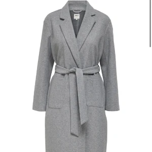 Grå kappa  - Grå lite längre kappa som inte kommer till användning längre. Har använt cirka en termin och den är i gott skick. Kappan är från Only, där originalpriset är 669kr. Om ni är interesserade är det bara att höra av sig💕