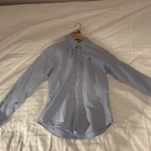 Polo Ralph Lauren skjortor - 2 skit snygga polo Ralph Lauren Oxford skjortor till ett schyst pris! Köpta för omkring 800kr styck. Fläckfria och inga skador! Hör av er vid funderingar✌️