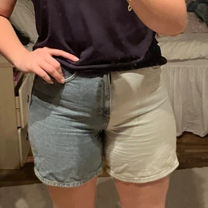 Jeansshorts - Säljer dessa då de inte är min stil längre. De är från pull&bear och är svin snygga då de är två olika färger av blå. Jätte fina till sommaren. Har dock en liten fläck i bak, men den ser man knappt om man inte lyser mot den. 