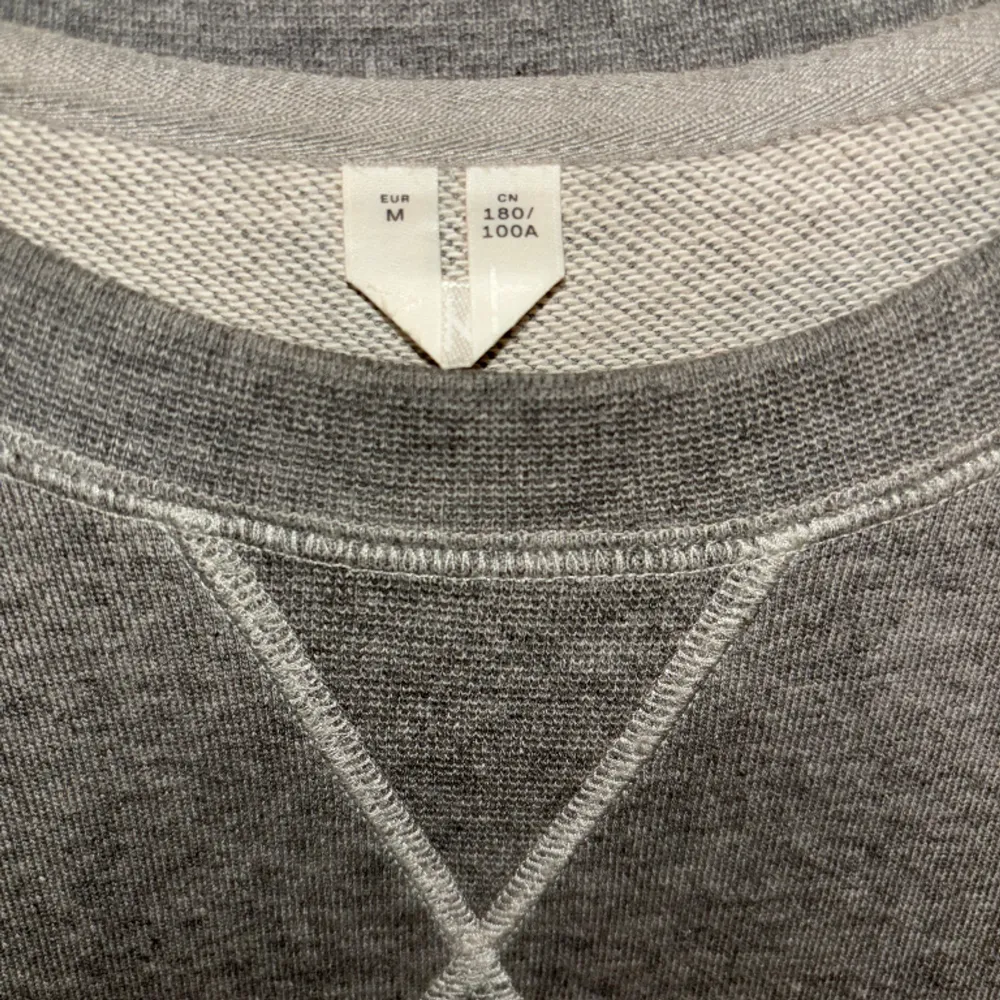 Säljer en grå sweatshirt från arket. Nypris är 500kr och storleken på tröjan är M. Skick 9/10, använd ett fåtal gånger. Skriv vid funderingar.. Tröjor & Koftor.