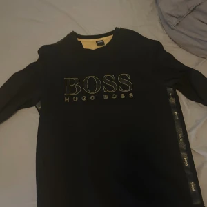 Hugo boss sweatshirt - Tröjan är köpt för ett tag sen men passa inte bra så den är använd fåtal gånger o har sen  blivit liggandes så den är otroligt bra skick