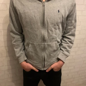 Polo Ralph lauren tröja  - Säljer en polo Ralph lauren tröja i jättebra skick utan defekter modellen är 176cm och väger cirka 64kg