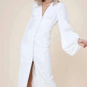 Adoore klänning - Helt ny endast testad, prislappen är kvar. Storlek S  Priset går att diskutera vid snabb affär 