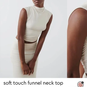 Gina topp - En slutsåld beige gina topp använd 3-4 gånger så inga defekter💕 bilden från hemsidan är inte riktigt samma färg eftersom den inte fanns kvar längre men man kan ändå se hur den sitter på💕 hör av dig om du är intresserad!