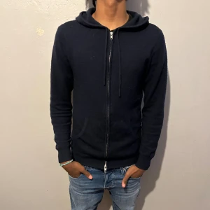 John Henric Kashmir zip - 10/10 skick Kashmir zip från John Henric inga defleckter eller skador har använts fåtal gånger pris diskuterbart vid snabb äffär nypris 2499 vårat pris 1599