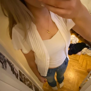 Vit kofta? - Superfin vit kofta i ett ”blus tyg” i strl S💘 köpt secondhand och i väldigt bra skick. Går att ha stängd och öppen.