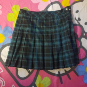 Rutig geön divided schoolgirl midjekjol  - Storlek; 40