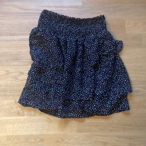 Jag säljer en kjol ifrån H&M som är i storlek 146-152 är även i bra skick! Hoppas någon annan får nytta av den!😊