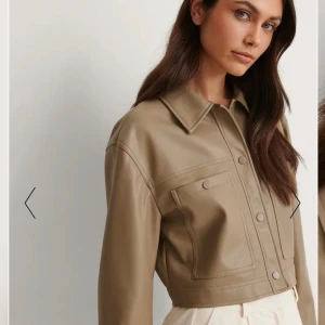 Pu jacka från NA-KD  - Jättefin brun/beige pu jacka från NA-KD som passar till allt och som passar perfekt nu till våren. Säljer då den inte kommer till användning längre. Skriv gärna vid frågor❤️
