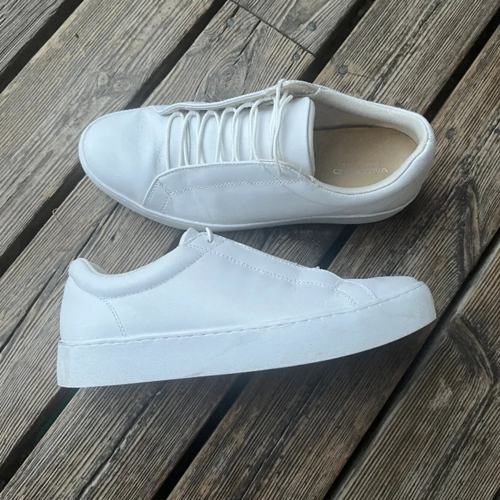 Jättefina vita sneakers, strl 39, från Vagabond (ZOE). Säljs då de är lite för små, endast använd en gång. Litet märke på hälen annars bra skick. Nypris 1200 kr.. Skor.