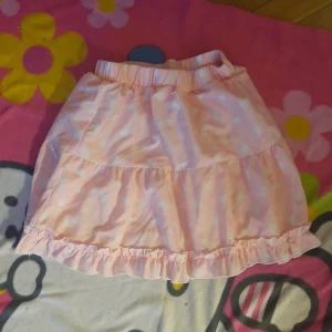 Rosa kjol med vita stjärnor  - Storlek; MEDIUM 