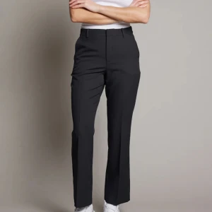 Kostymbyxor - Kostym byxor från vinbok i storlek 36(bild två har hela namnet) använda och tvättade ett par gånger💕 original pris 499kr❤️