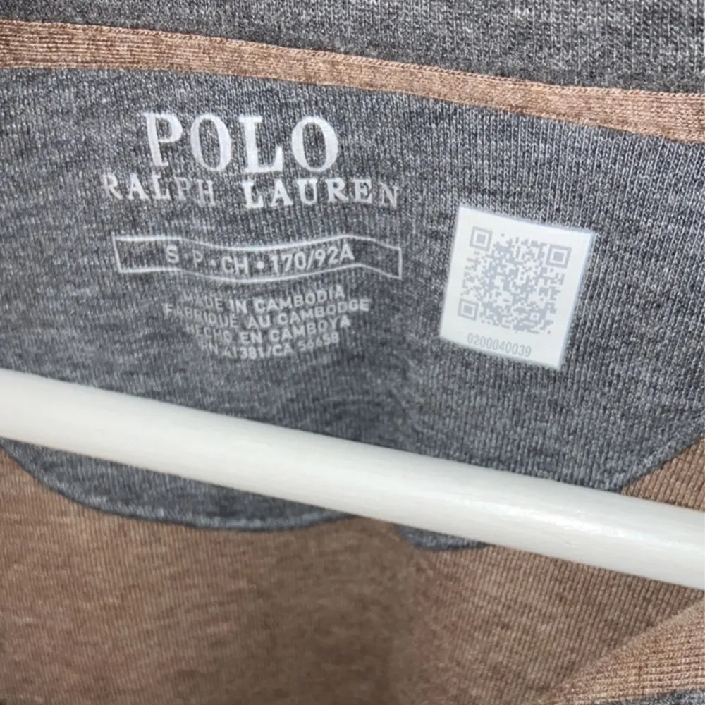 Tja, säljer den här helt nya Ralph Lauren half zip. Tröjan är i nyskick. Ny priset på tröjan är 1899kr mitt pris 749kr. Priset går att diskutera vid snabb affär! Kom pm vid intresse eller frågor! . Tröjor & Koftor.