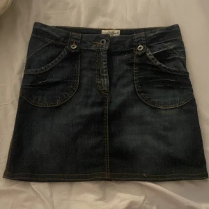 Vintage jeans kjol - Det är min mammas gamla från 90-talet som inte går att få tag på längre. Omsydd eftersom den var lite lång förut men det syns inte alls eftersom jag använde symaskin. Riktigt jeansmaterial och inga skador eller fläckar. Kontakta mig om ni vill köpa!!