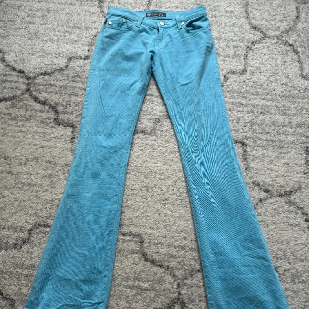 Jätte fina blåa jeans! Köpt hör på plick men är tyvärr för små för mig så har inga fler bilder.. innerbenslängd,81 cm och midjemått,34 cm. Jeans & Byxor.